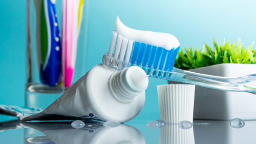 vinho tinto a ser servido num copo